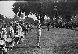 COLLECTIE TROPENMUSEUM Alun-alun met militairen tijdens het vertrek van een regiment Infanterie uit Poerwokerto TMnr 10029274.jpg