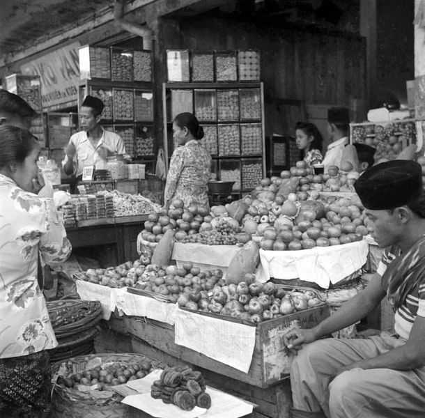 File:COLLECTIE TROPENMUSEUM De grote markt te Bandung West-Java TMnr 10002533.jpg