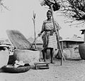 COLLECTIE TROPENMUSEUM Een Yoruba vrouw bij een indigo verfpot TMnr 20016934.jpg