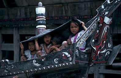 Anak-anak Batak Toba di atas sebuah solu di Simanindo.