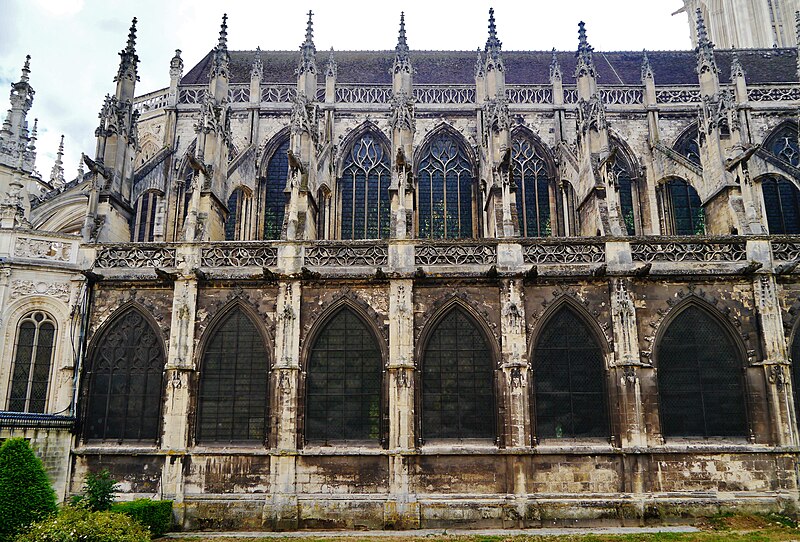 File:Caen Église Saint-Pierre Ostseite 4.jpg