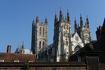 De kathedraal van Canterbury met toren met flankerende torentjes.