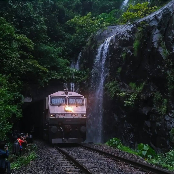 File:Castle-rock braganza ghat.png