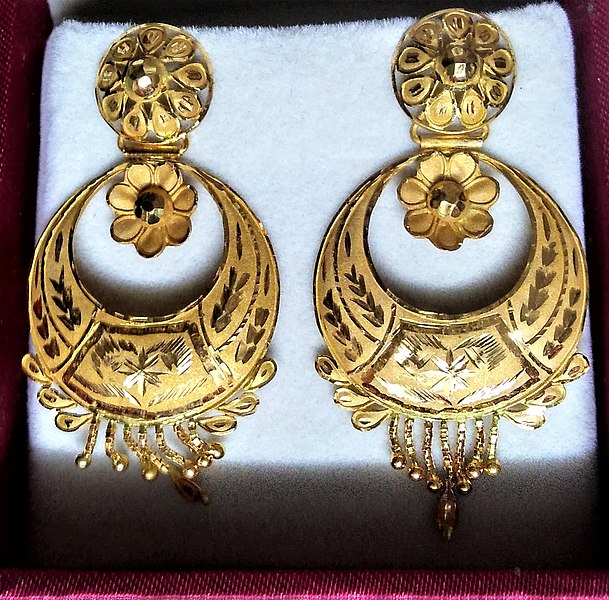 File:Chandbali Earrings.jpg