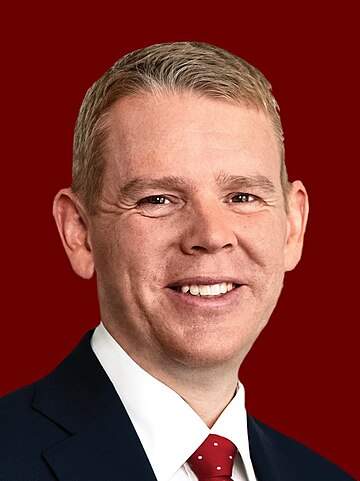 File:Chris Hipkins (red background).jpg