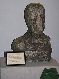 Busto de autorretrato de Jára Cimrman con una mina completamente agotada.