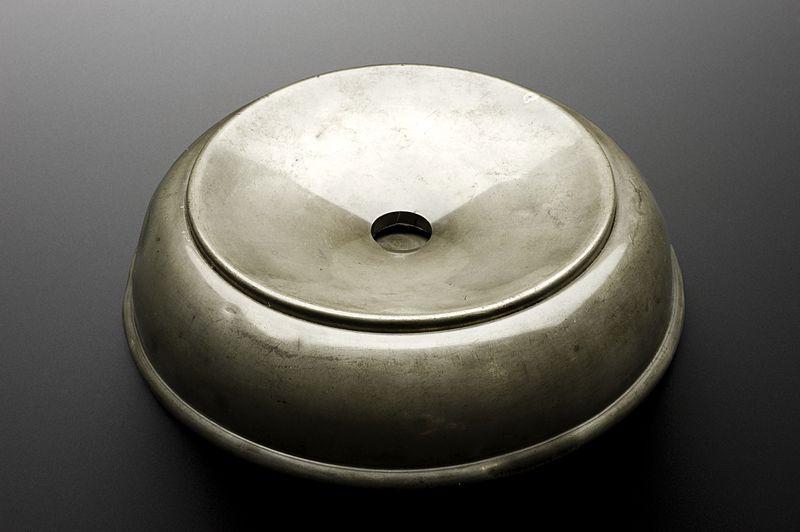 File:Circular pewter spittoon, England, 1771-1850 Wellcome L0057072.jpg