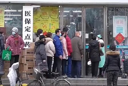 2020. január 22., egy vuhani gyógyszertár előtt sorban álló emberek, arcmaszkokat szeretnének vásárolni