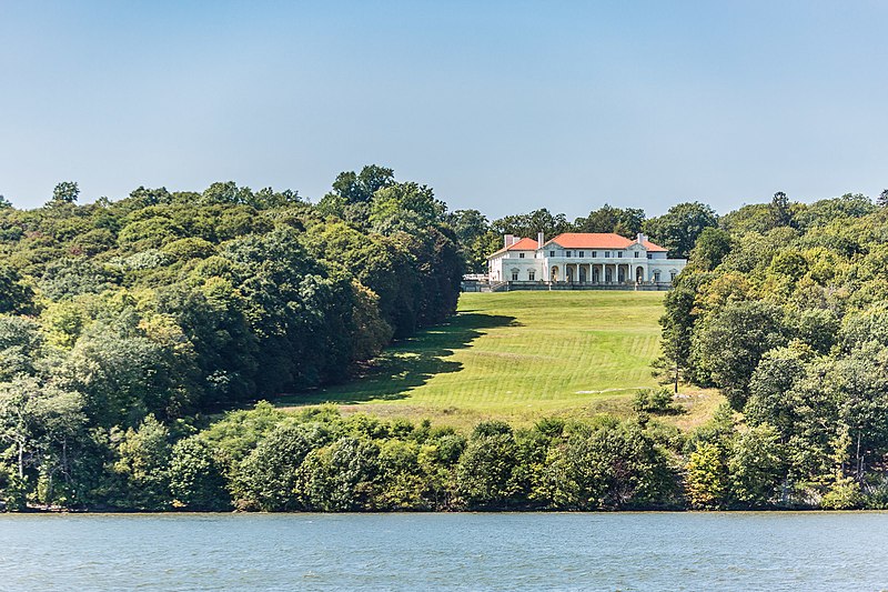 File:Col. Oliver Hazard Payne Estate from Hudson River.jpg