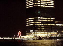 El reloj de noche, con la Torre Goldman Sachs en primer plano