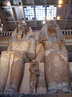 Kolossal statue (høyde 7 m) av Amenhotep III og dronning Tiy (Kairo, egyptisk museum)