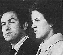 Photographie en noir et blanc d'un homme et d'une femme au visage tendu.