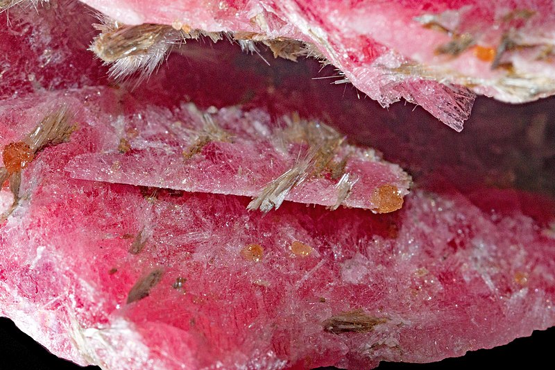 File:Cummingtonite, rhodonite, garnet.jpg