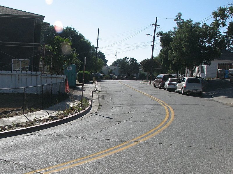 File:Curb Offset by the Calaveras Fault - panoramio - Robert DuHamel (1).jpg