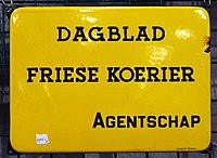Dagblad Friese koerier Agentschap, emaille reklame bord.JPG