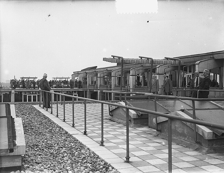 File:Dakterras van het Groothandelsgebouw te Rotterdam, Bestanddeelnr 905-7820.jpg