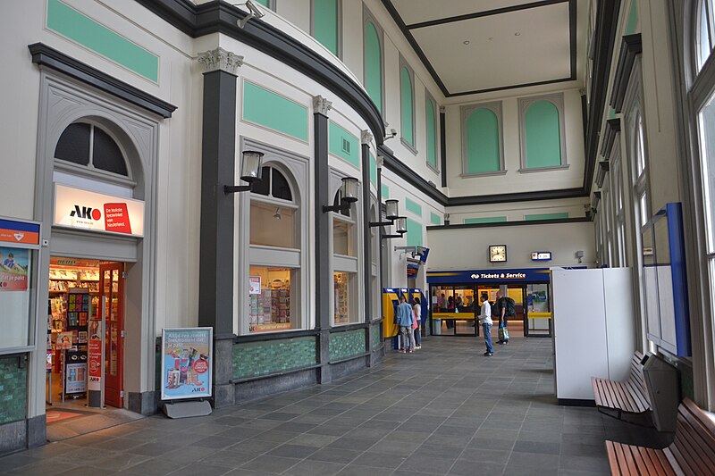 File:DordrechtStationInterieur.JPG