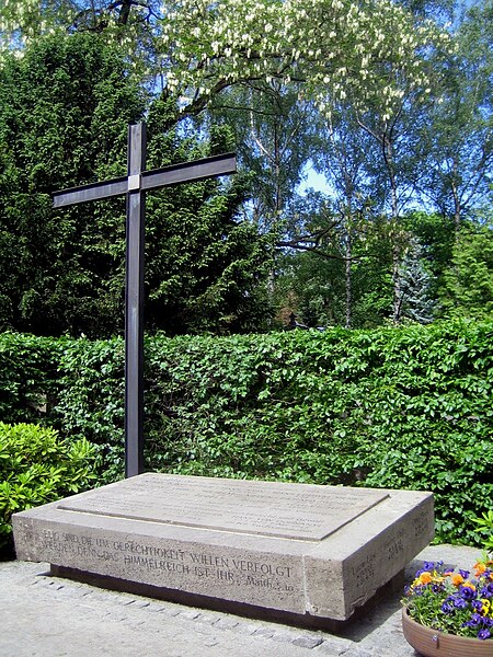 File:Dorotheenst Friedhof Bonhoeffer.jpg