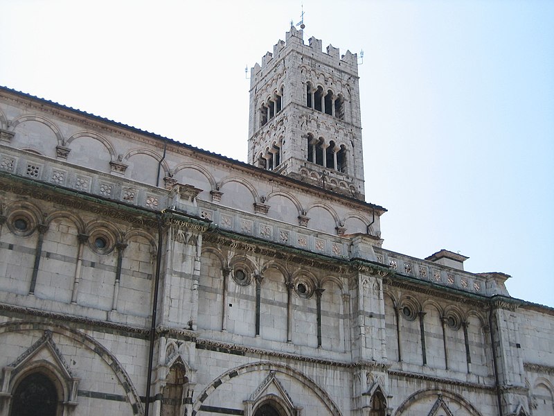 File:Duomo Lucca - vue de côté.jpg