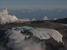 Vista aérea de la vertiente occidental del Kibo con los glaciares y la doble caldera volcánica de la cumbre.