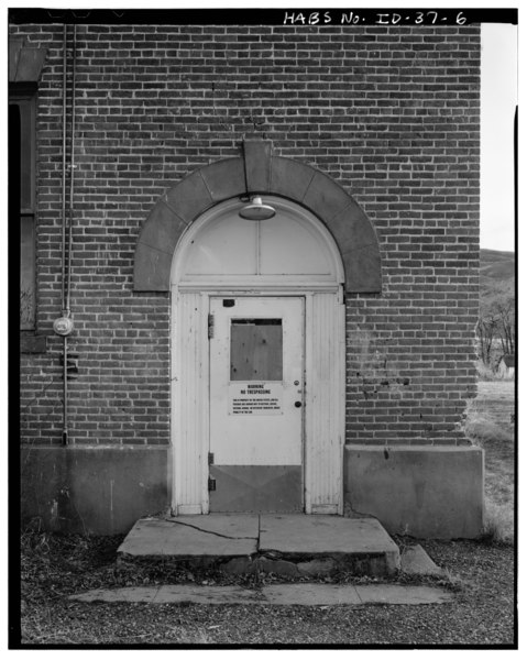 File:EXTERIOR, DOOR DETAIL, NORTH ELEVATION (Hans Muessig and Robert Ryan, Photographers, April 1979) - Montour School, East side of South Broadway Street, Montour, Gem County, ID HABS ID,23-MONT,7-6.tif