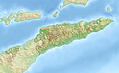 Mapa konturowa Timoru Wschodniego, w centrum znajduje się czarny trójkącik z opisem „Foho Tatamailau”