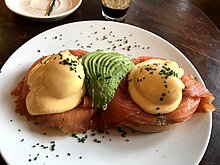 Œuf Benedict du petit-déjeuner américain, sur muffin avec saumon fumé et sauce hollandaise.