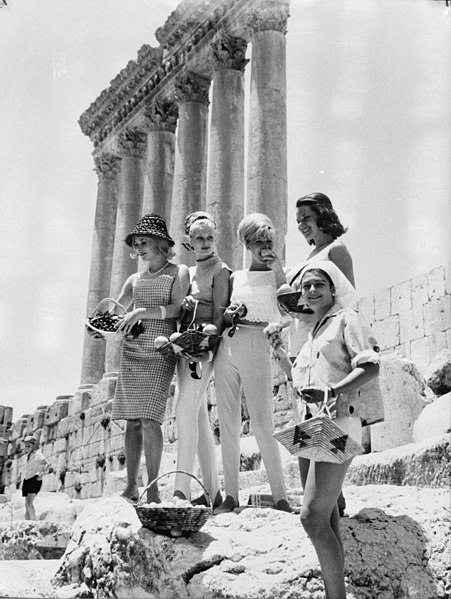 File:Elly Koot (Miss Europa) en andere deelnemers bij de Ruines van Baalbeck (Libanon, Bestanddeelnr 916-5351.jpg