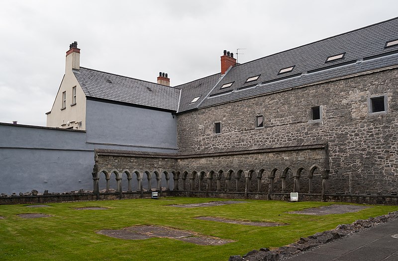 File:Ennis Friary Cloister 2015 09 03.jpg