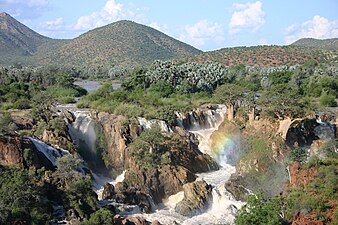 Vesiputous Kunenejoella Namibian rajalla.