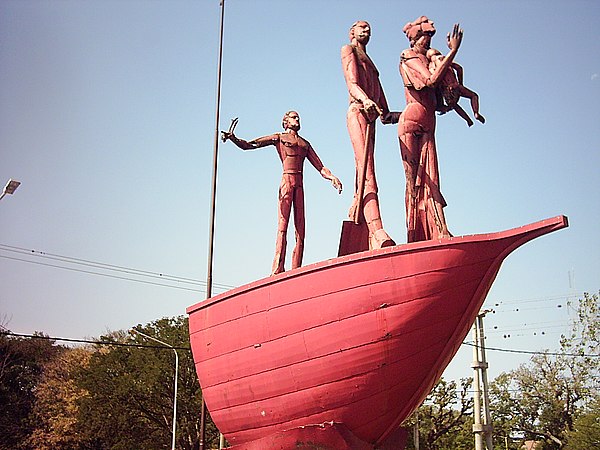 A sculpture symbolizing first Italian immigrants' arrival to Resistencia, Chaco