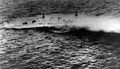 A süllyedő HMS Exeter brit nehézcirkáló 1942. március 1-jén.
