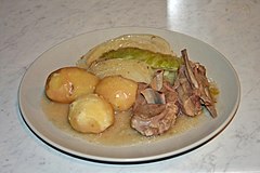 Potrawa Fårikål podana wraz z ugotowanymi bulwami ziemniaka