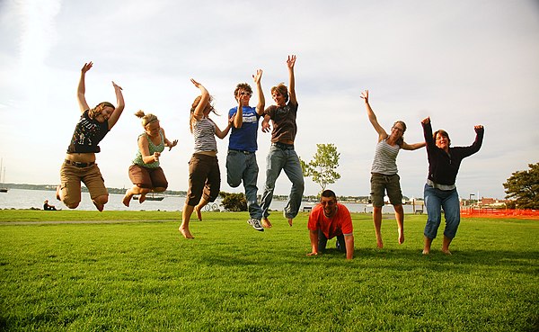 Your friends picture. Радостные люди на природе. Группа людей на природе. Человек и природа. Веселый человек.