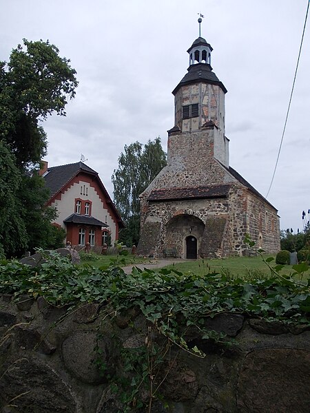 File:Feldsteinkirche Rahnsdorf -Dreiviertelsicht- 2013b.jpg