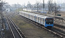 Прибытие поезда метро на станцию Черниговская, со стороны станции Лесная.