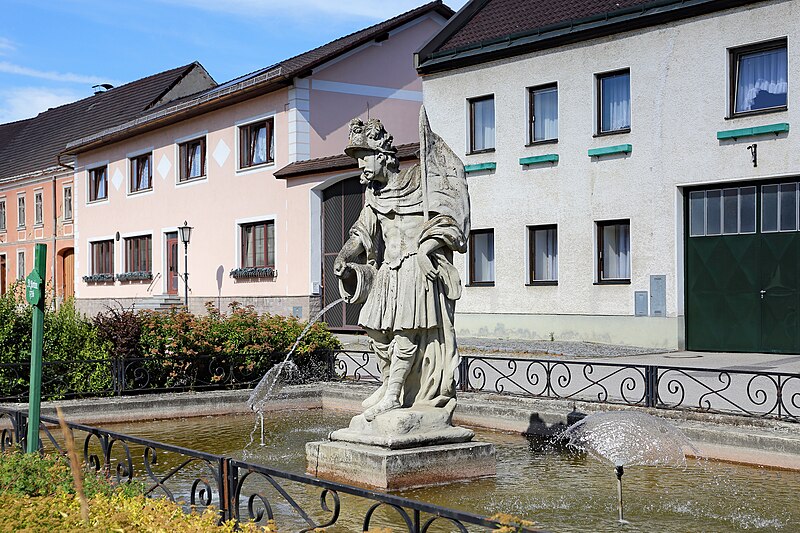 File:Floriani-Brunnen Kirchberg am Walde 2023-07.jpg
