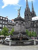 Fontaine Urbain II ve Notre Dame Assomption 5 - Clermont-Ferrand.jpg