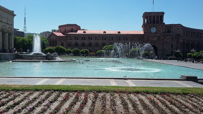 File:Fountains at the Republic Square (Yerevan) 09.jpg