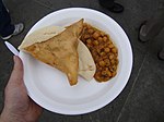 Gratismat, en samosa, Chole Poori delas ut vid Trafalgar Square i London i samband med baisaki 2008