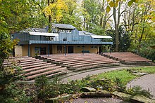 Datei:Freilichtbühne_Schloß_Neuhaus_(Zuschauerraum_und_Bühnenhaus).jpg