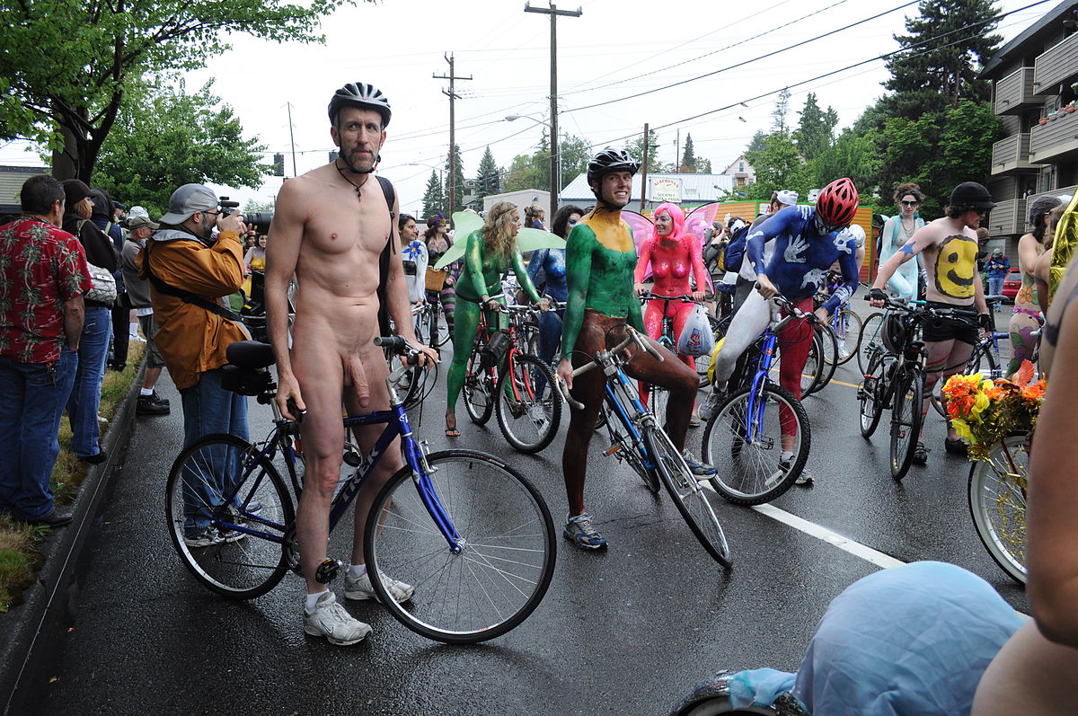 File:Fremont Solstice Parade 2011 - cyclists prepare 18.jpg - Wikimedia Com...