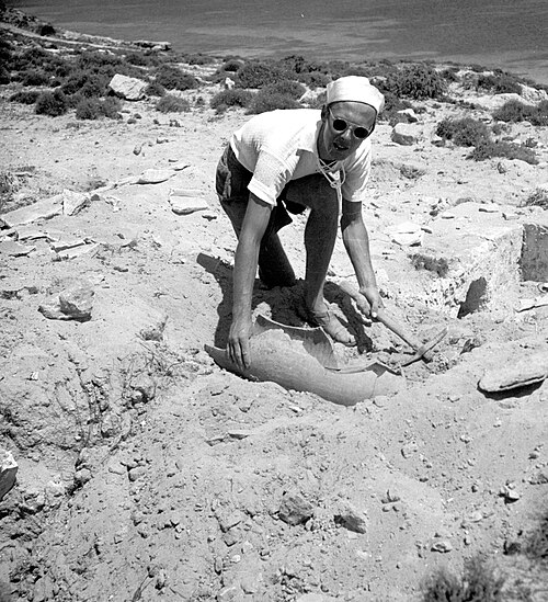 Finnish writer Göran Schildt at Tharros in 1949