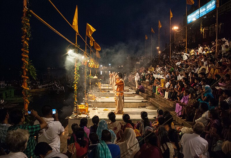 File:Ganga aarti at Dasaswamedh Ghat, Varanasi 05.jpg