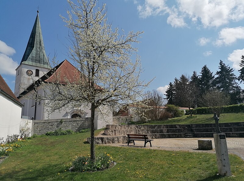 File:Gansheim - St. Nikolaus Ansicht vom Dorfplatz 2022.jpg