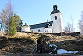 Fil:Garpenbergs kyrka med ingången till gruvorten Carls stoll.jpg