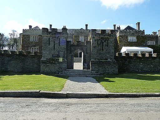 Gatehouse to Prideaux Place Geograph-2902783-by-Rob-Farrow