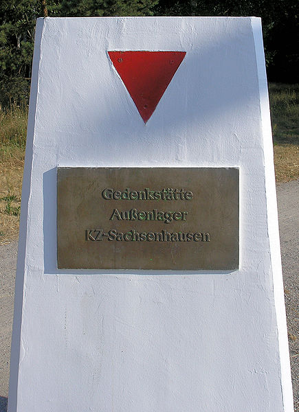 File:Gedenktafel Hamburger Str (Falkensee) KZ Sachsenhausen - Außenlager Falkensee 2.jpg