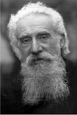 Photo en noir et blanc d'un visage de vieillard à longue chevelure et barbe blanches