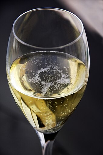 Le champagne, considéré comme un produit de luxe, originaire du vignoble de Champagne dans le nord-est de la France.